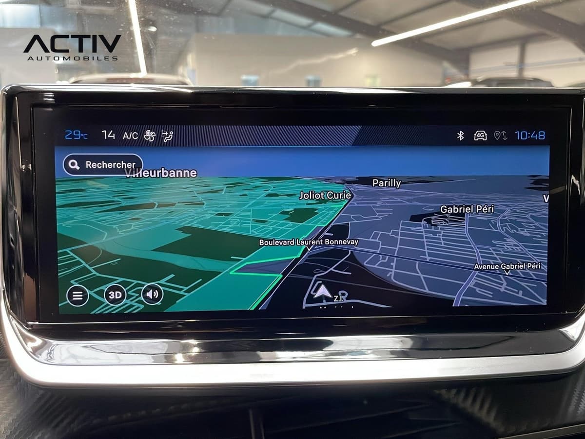 Peugeot 2008 : écran tactile central affichant une carte de navigation en 3D
