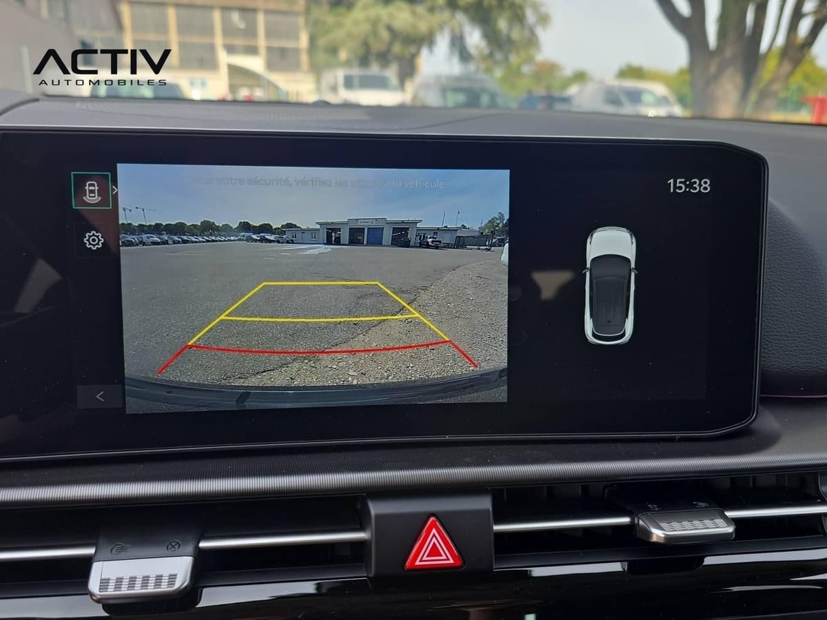 Kia Sportage : image de la caméra de recul avec lignes de guidage sur l'écran tactile