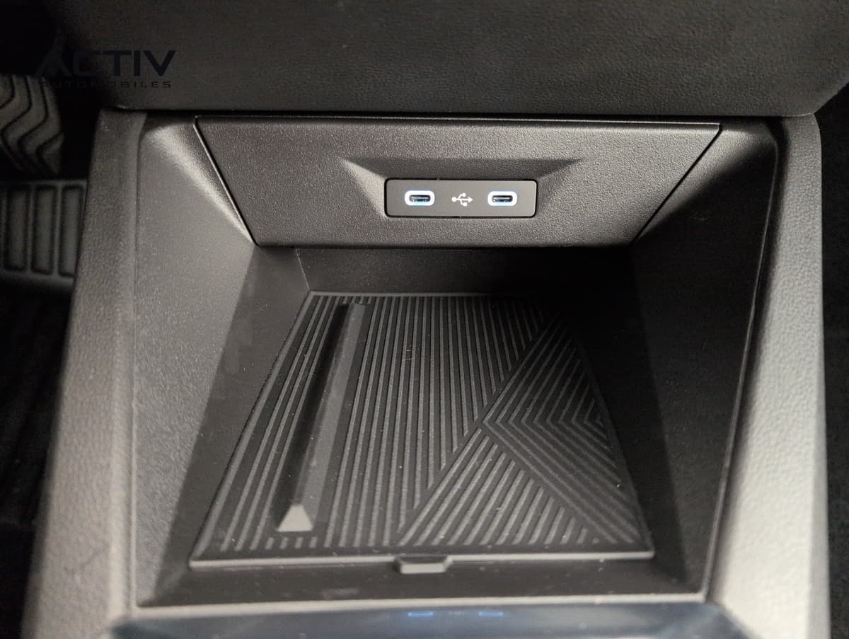 Renault Clio 6 : rangement de console avec deux prises USB-C et tapis rainuré