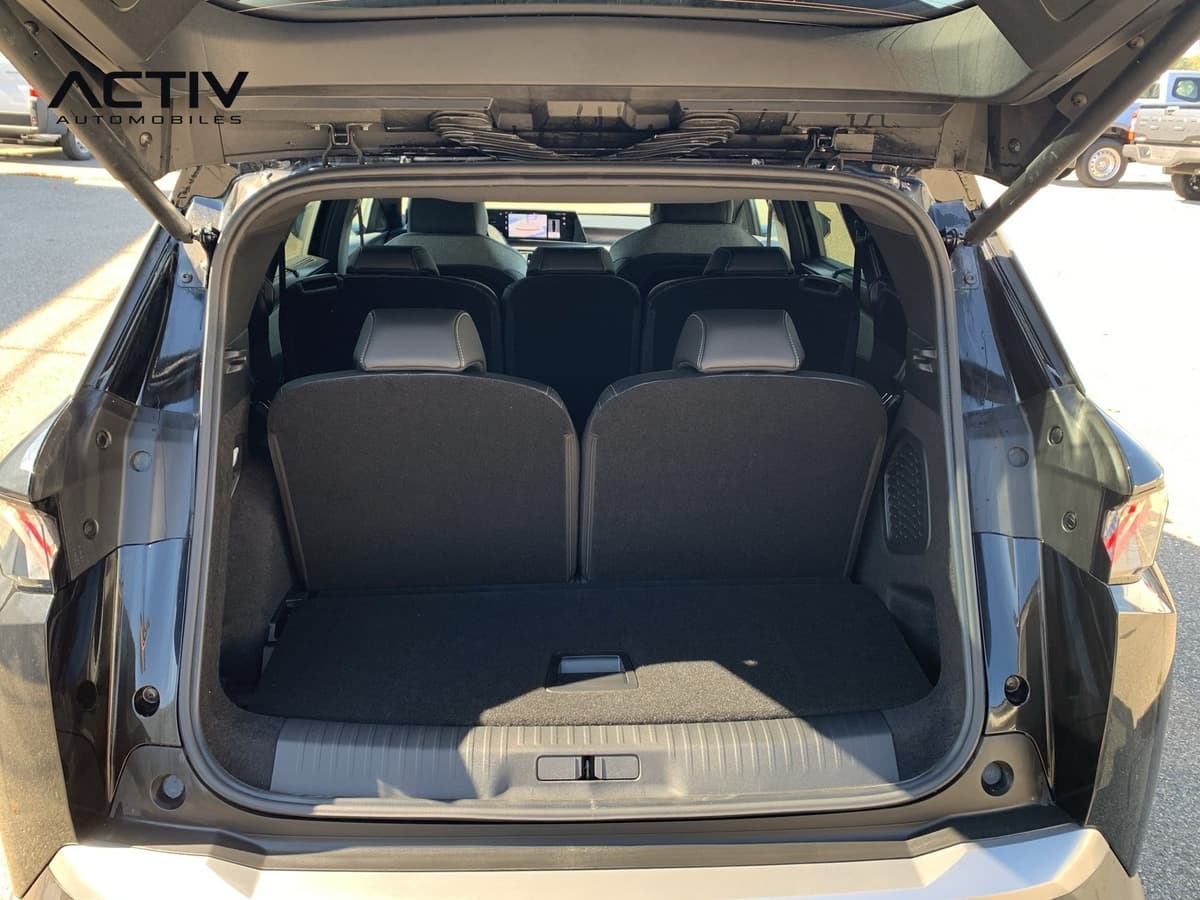 Peugeot 5008 : coffre ouvert avec banquette du rang 3 en place et plancher de coffre