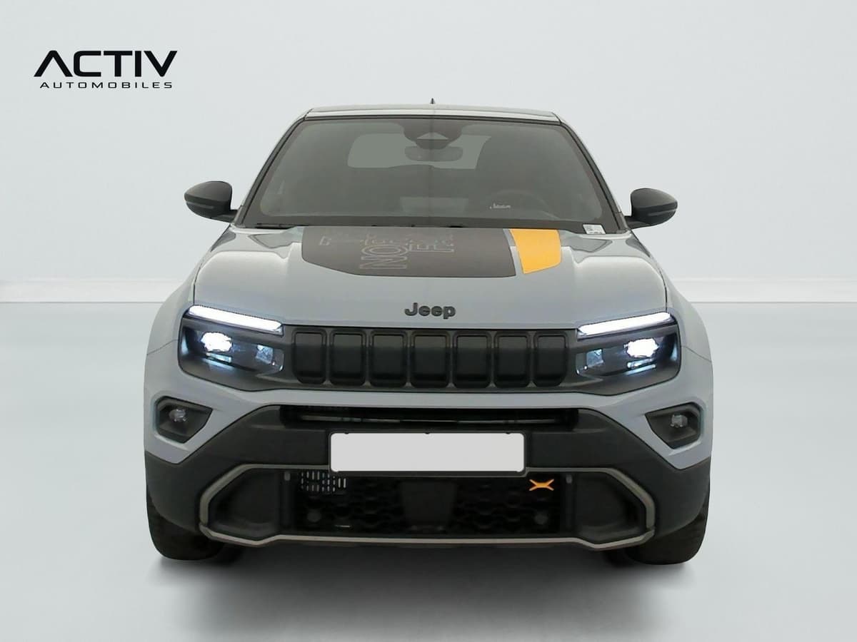 Jeep Avenger : face avant grise avec calandre noire, projecteurs LED et sticker de capot