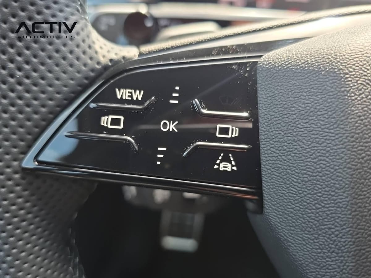 Audi Q3 Sportback Hybride : commandes tactiles du volant avec touches VIEW et OK, jante perforée