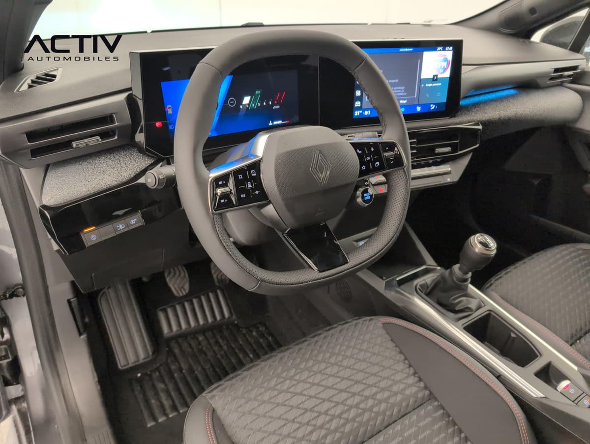 Renault Clio 6 : poste de conduite avec volant, écrans numériques et levier de vitesses manuel