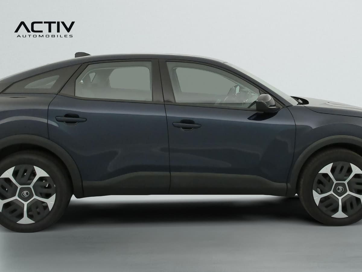 Citroën C4 : profil droit avec portières fermées, enjoliveurs aérodynamiques et bas de caisse noir