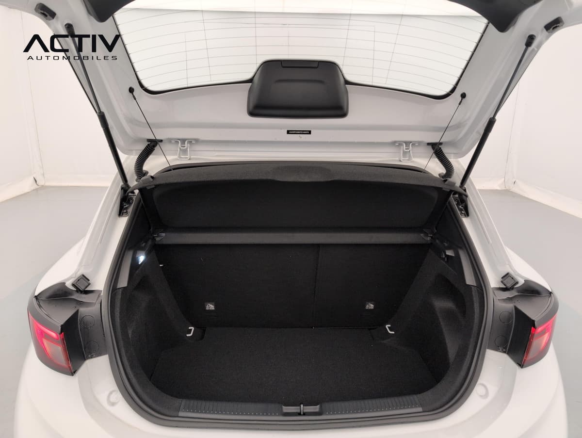 Mg MG3 : coffre ouvert avec tablette cache-bagages et moquette noire