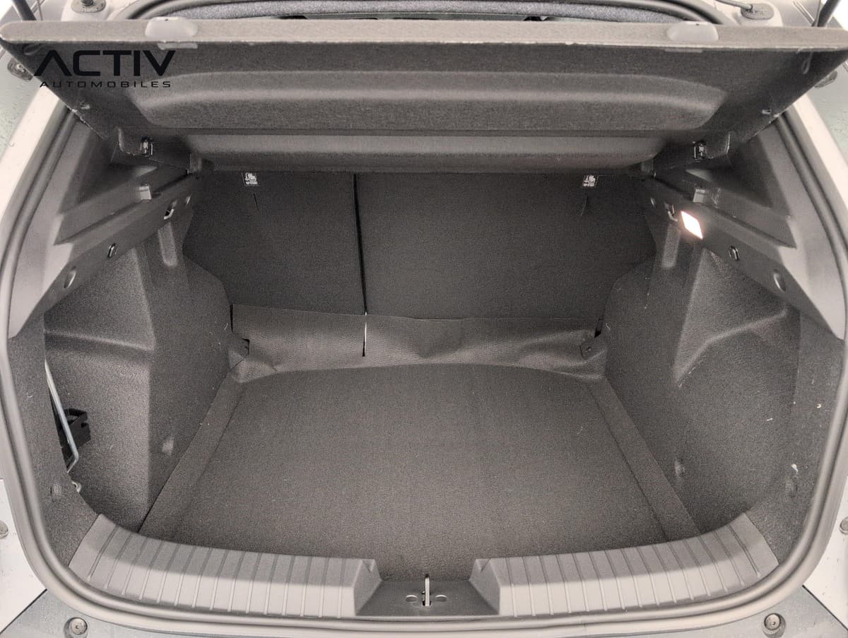 Dacia Duster : coffre ouvert avec moquette grise et banquette arrière rabattable 40/60