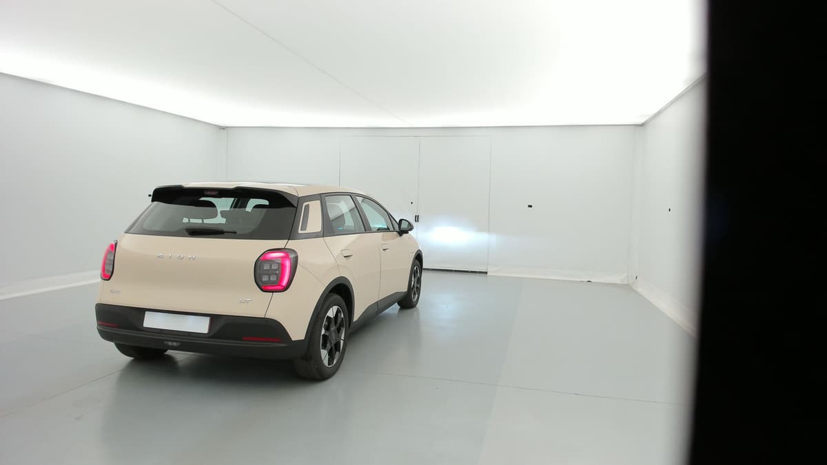 Aion UT : arrière trois quarts gauche, carrosserie beige et bas de caisse noir