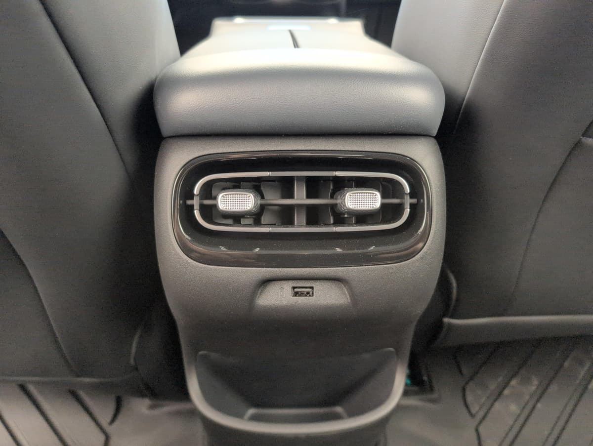 Aion UT : arrière de la console centrale avec buses de ventilation et prise USB