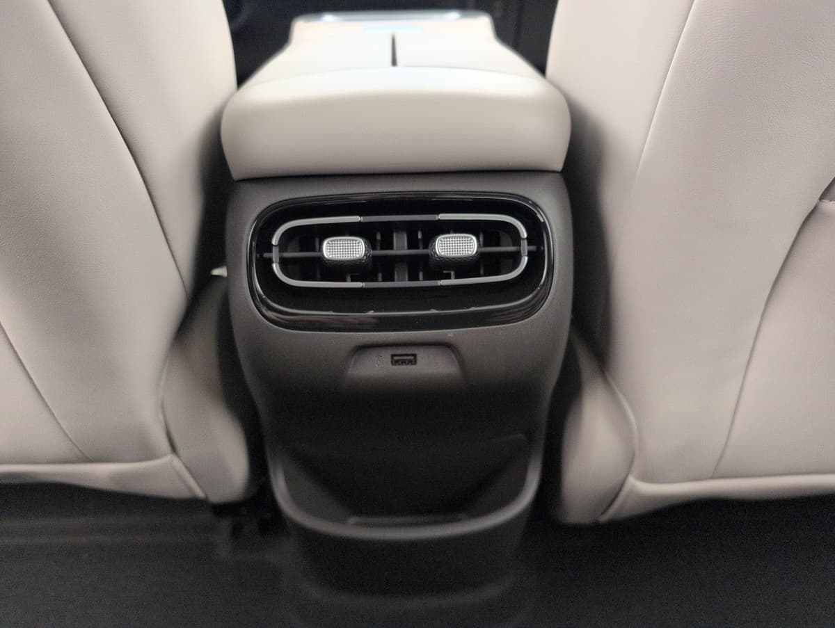Aion UT : buses de ventilation et port USB à l'arrière de la console centrale