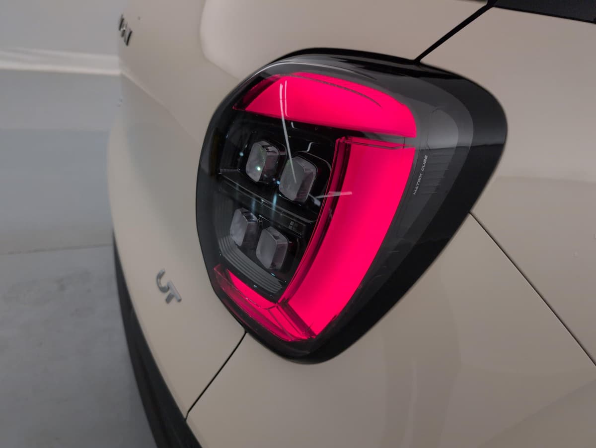 Aion UT : feu arrière allumé avec signature lumineuse rose et quatre modules carrés