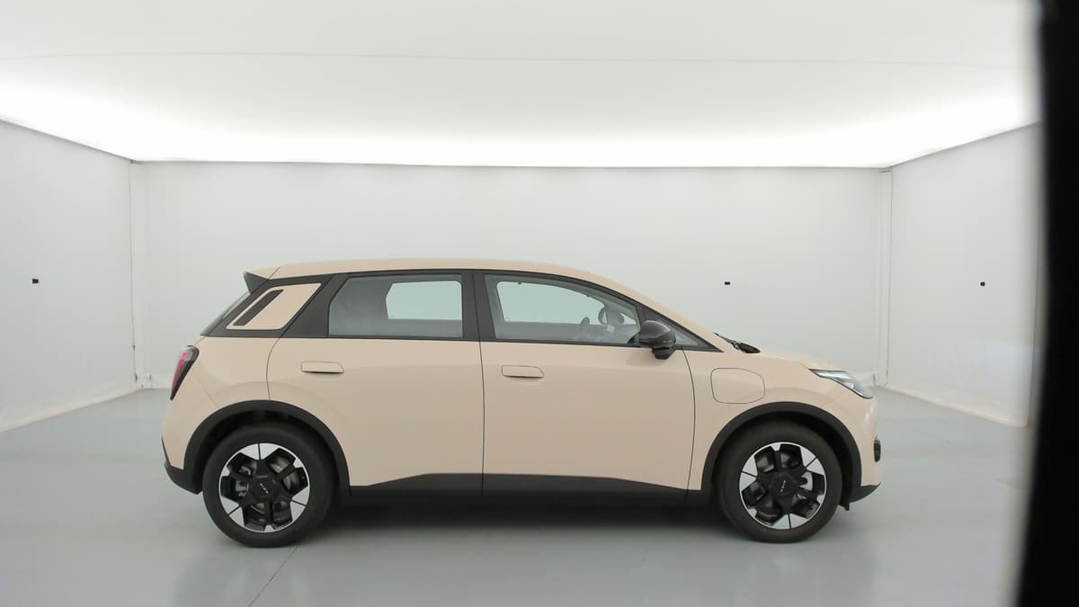 Aion UT : profil droit complet de la voiture beige avec jantes bicolores