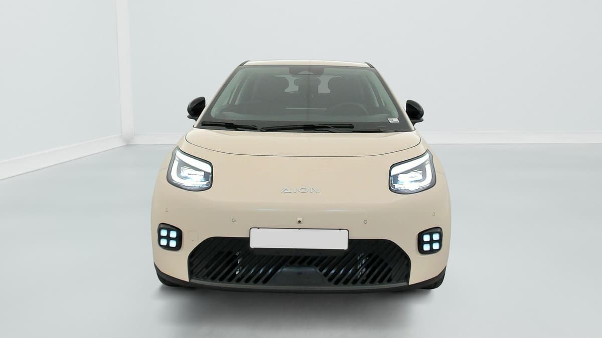 Aion UT : face avant beige avec phares à LED, feux de jour et rétroviseurs noirs
