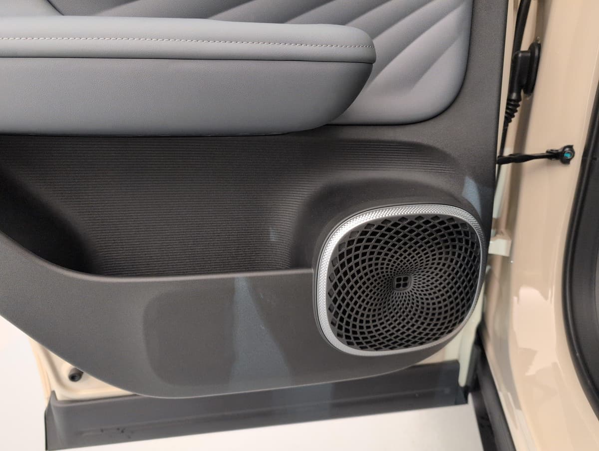 Aion UT : panneau de porte arrière avec haut-parleur et accoudoir en matière synthétique grise