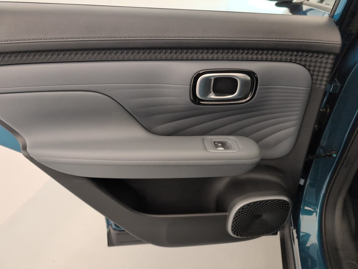 Aion UT : panneau de porte arrière gris avec poignée, commande de vitre et haut-parleur