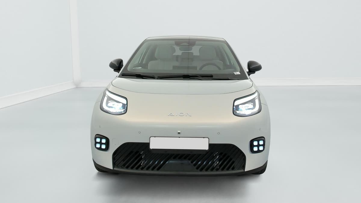 Aion UT : face avant avec phares à LED, rétroviseurs noirs et grille inférieure