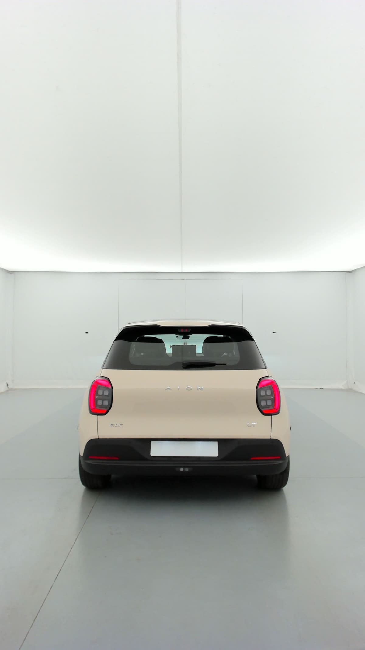Aion UT : face arrière beige avec feux à LED et lunette arrière