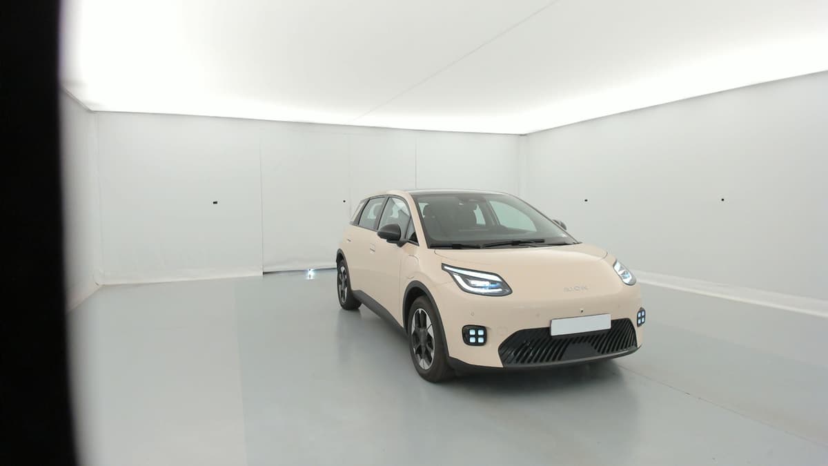 Aion UT : vue avant trois quarts droit, carrosserie beige avec jantes bicolores