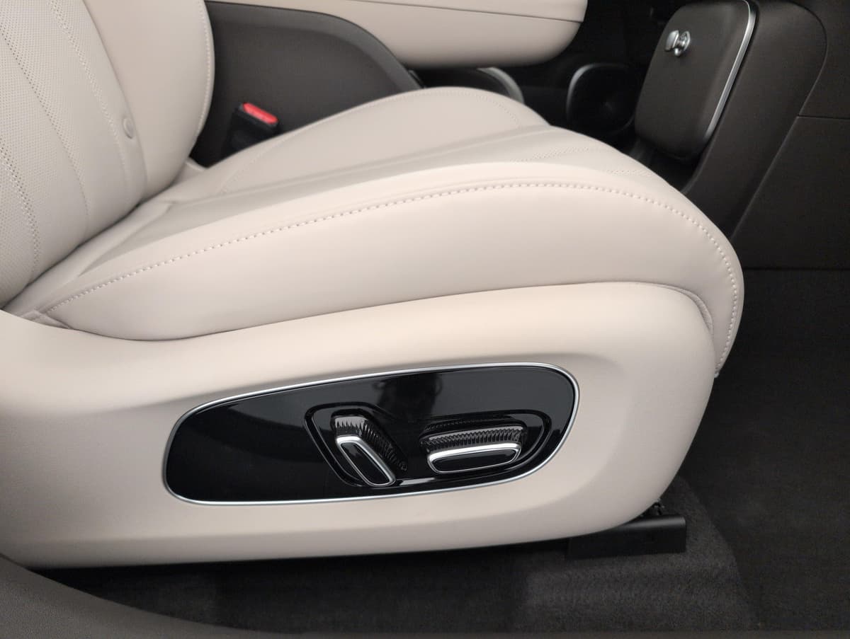 Aion UT : siège avant beige avec commandes de réglage électrique sur le flanc