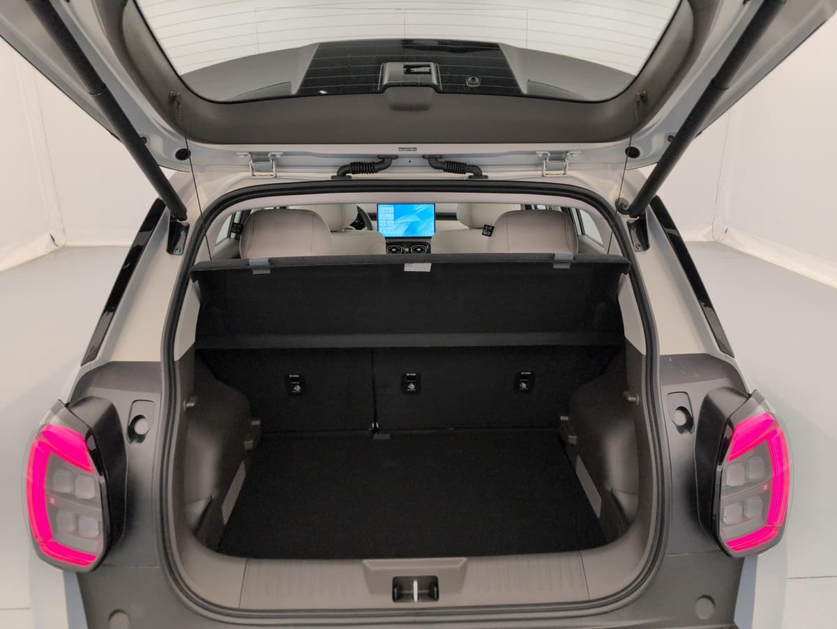 Aion UT : coffre ouvert avec cache-bagages tendu et plancher plat