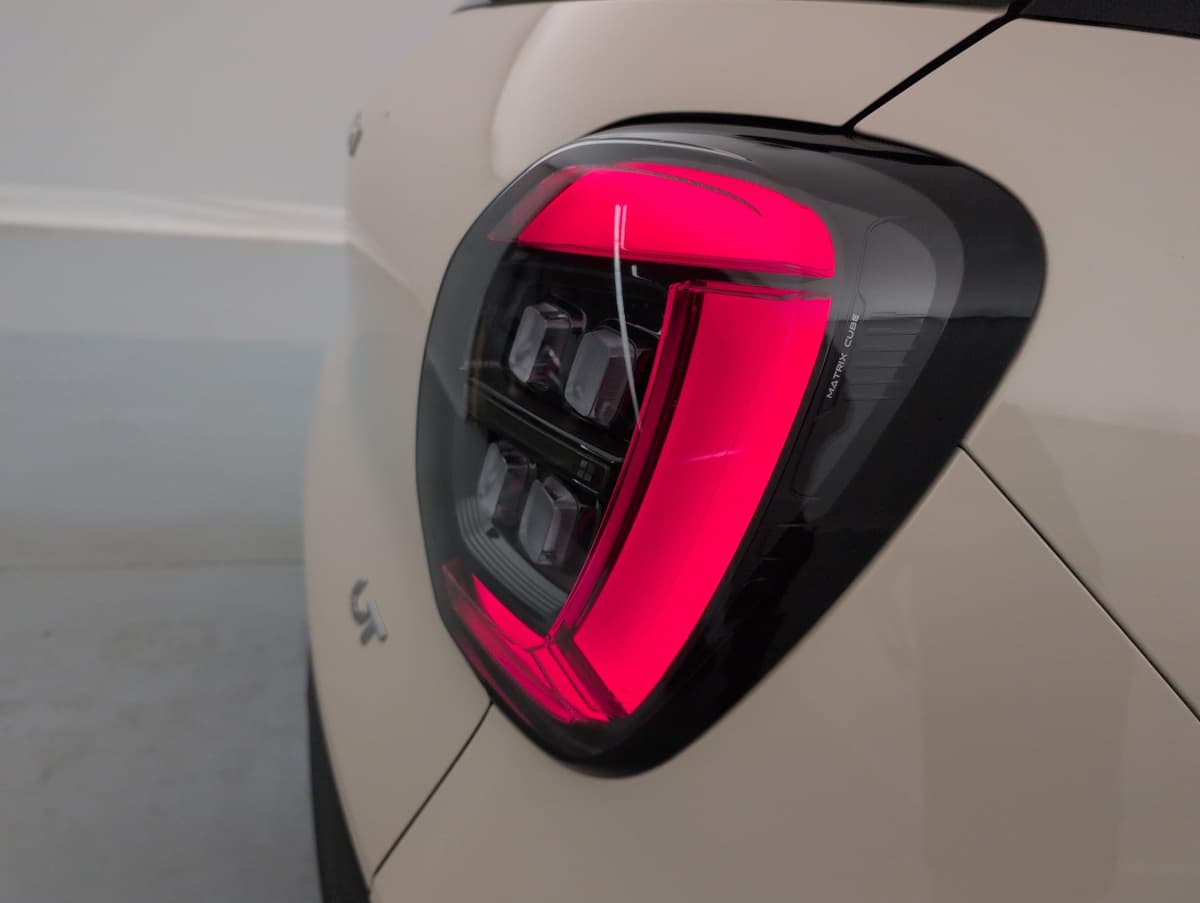 Aion UT : feu arrière allumé avec signature lumineuse rouge et modules en cubes