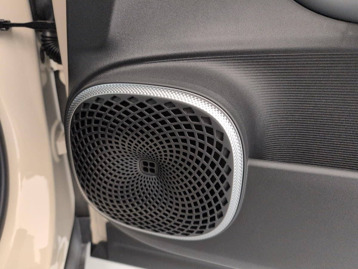 Aion UT : panneau de porte avec haut-parleur à grille décorative et contour chromé