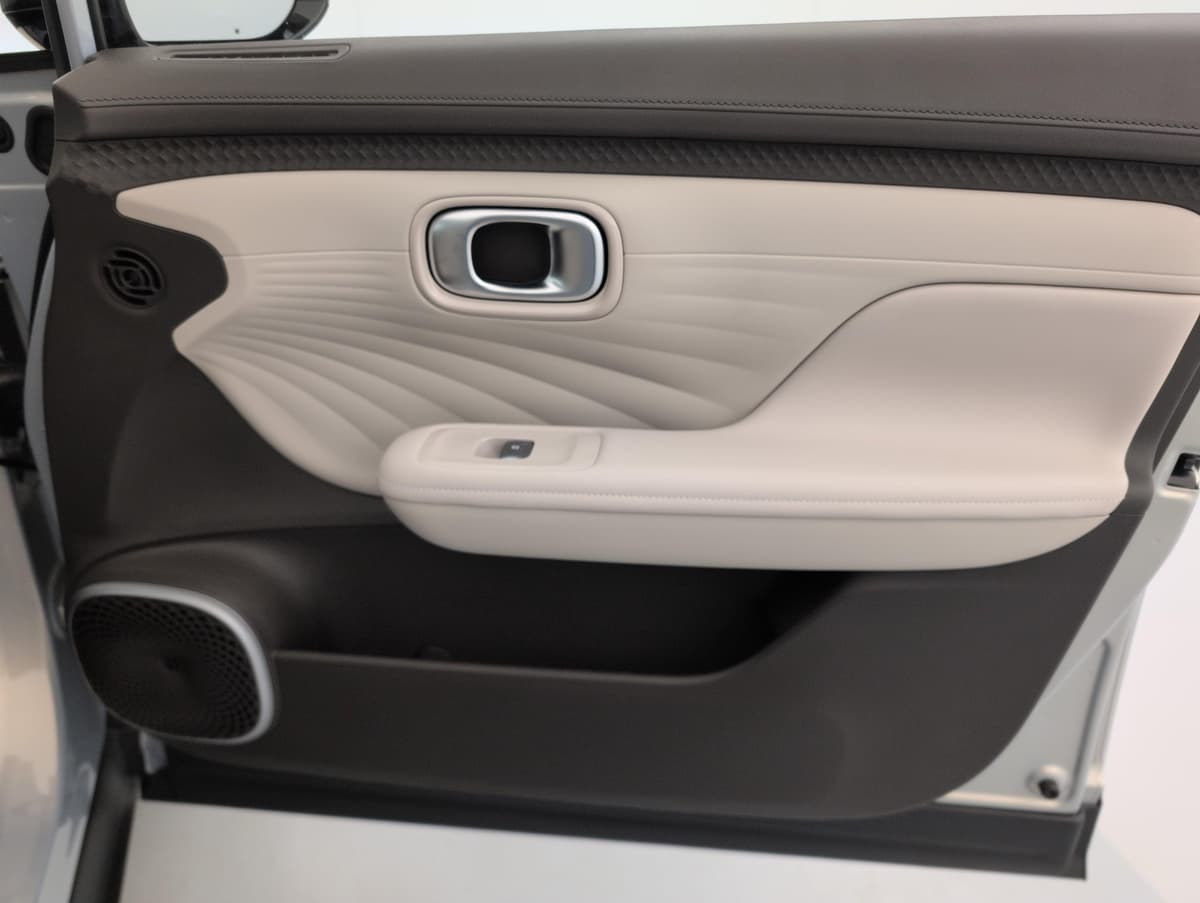 Aion UT : panneau de porte avant bicolore beige et brun avec haut-parleur et bac de rangement