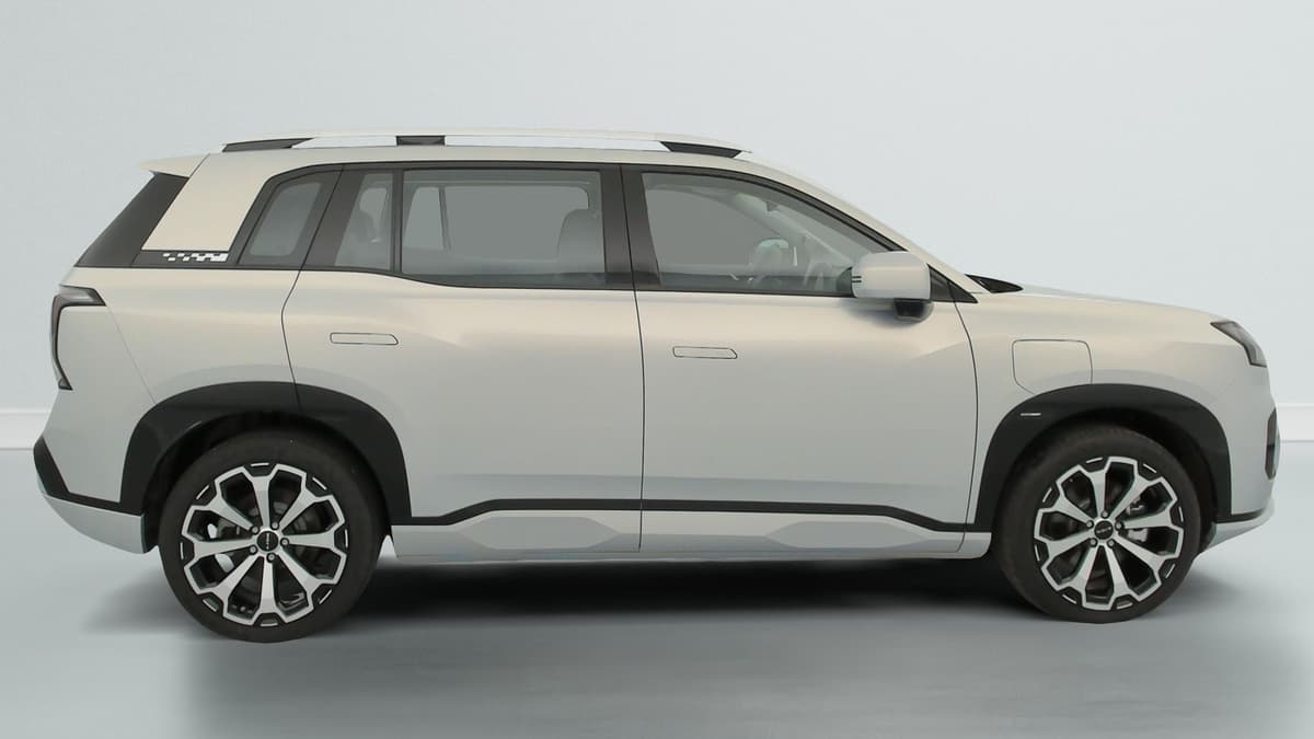 Aion V : profil droit du SUV avec jantes bicolores et barres de toit