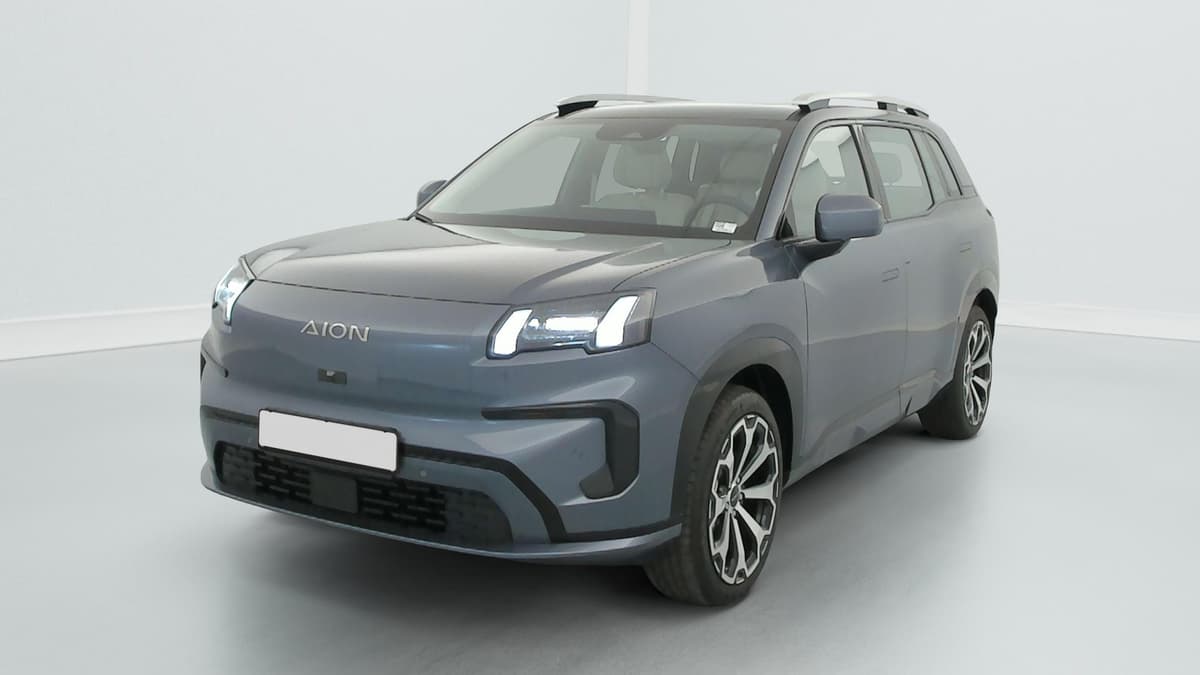 Aion V : SUV gris vu de trois quarts avant gauche, avec jantes bicolores et barres de toit