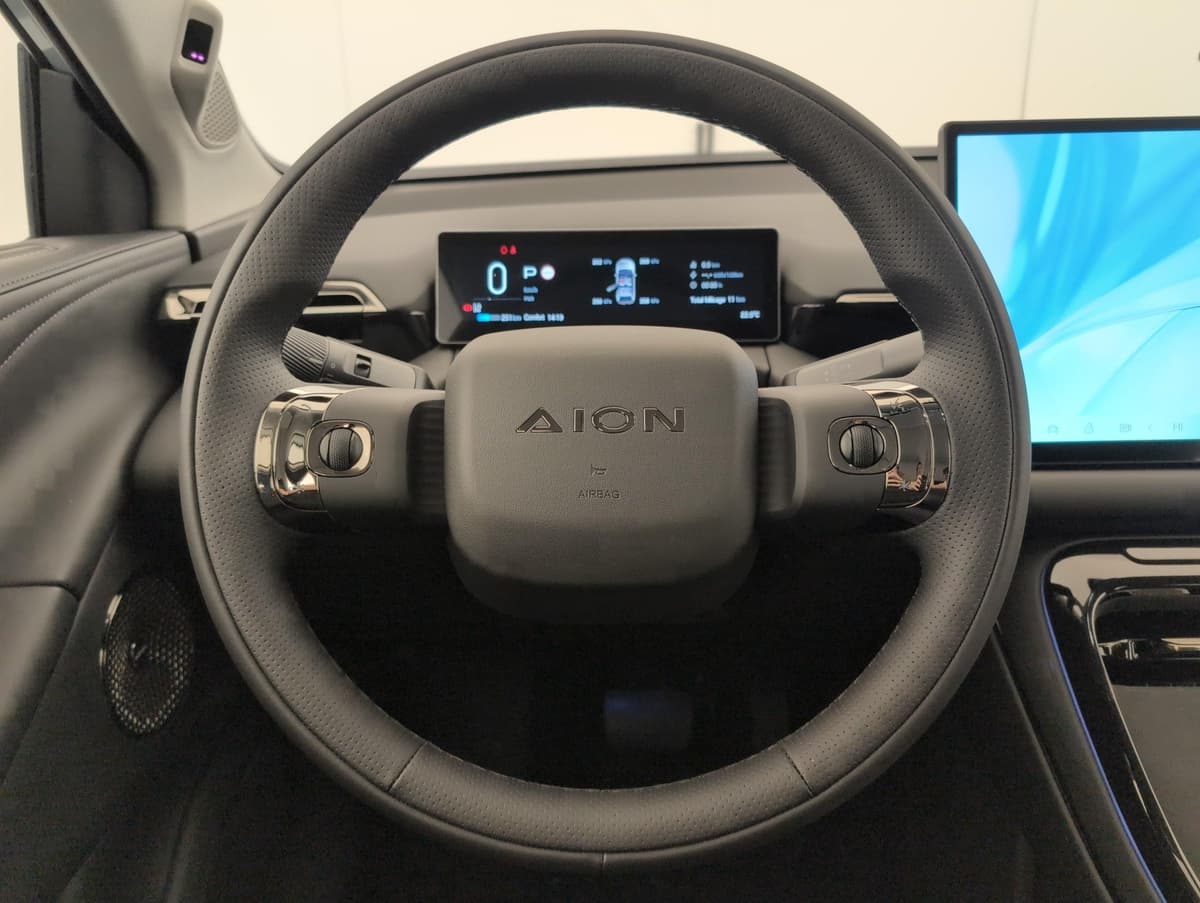 Aion V : volant perforé à deux branches avec commandes, combiné numérique derrière