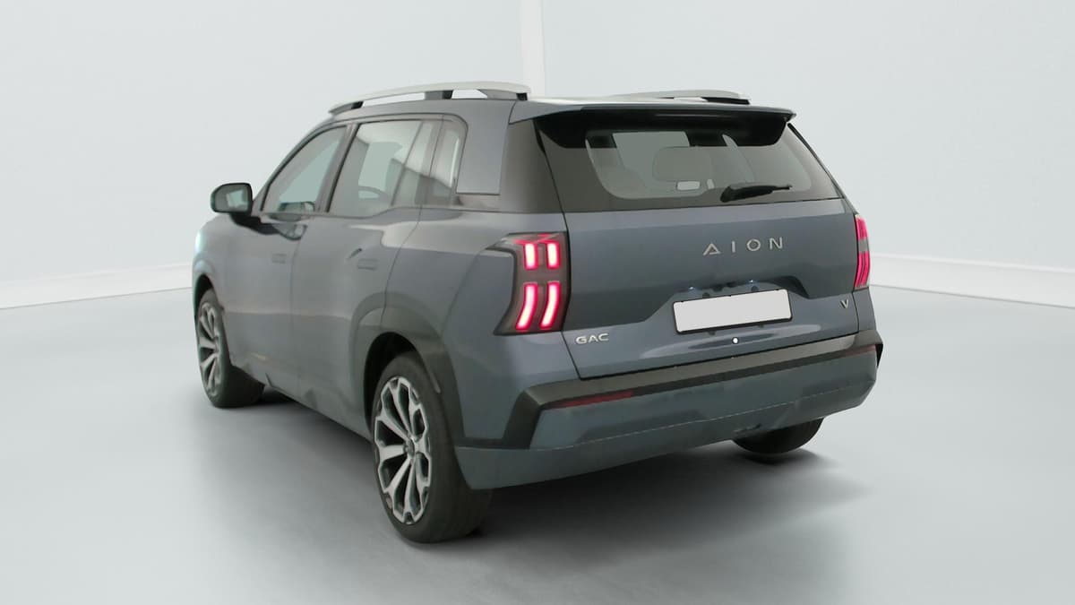 Aion V : arrière trois quarts gauche avec feux à LED, barres de toit et jantes bicolores