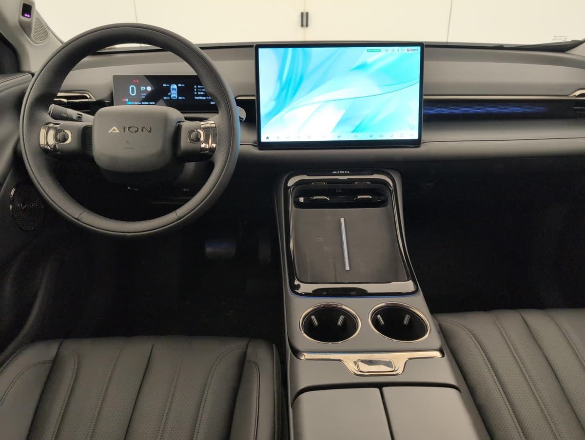 Aion V : planche de bord avec grand écran tactile, volant et console centrale à porte-gobelets