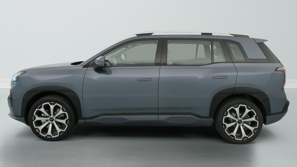 Aion V : profil gauche du SUV avec jantes bicolores et barres de toit