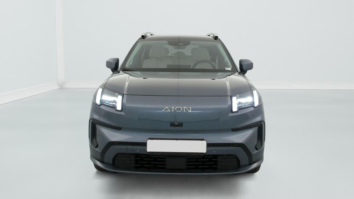 Aion V : face avant d'un SUV gris avec phares à LED et barres de toit