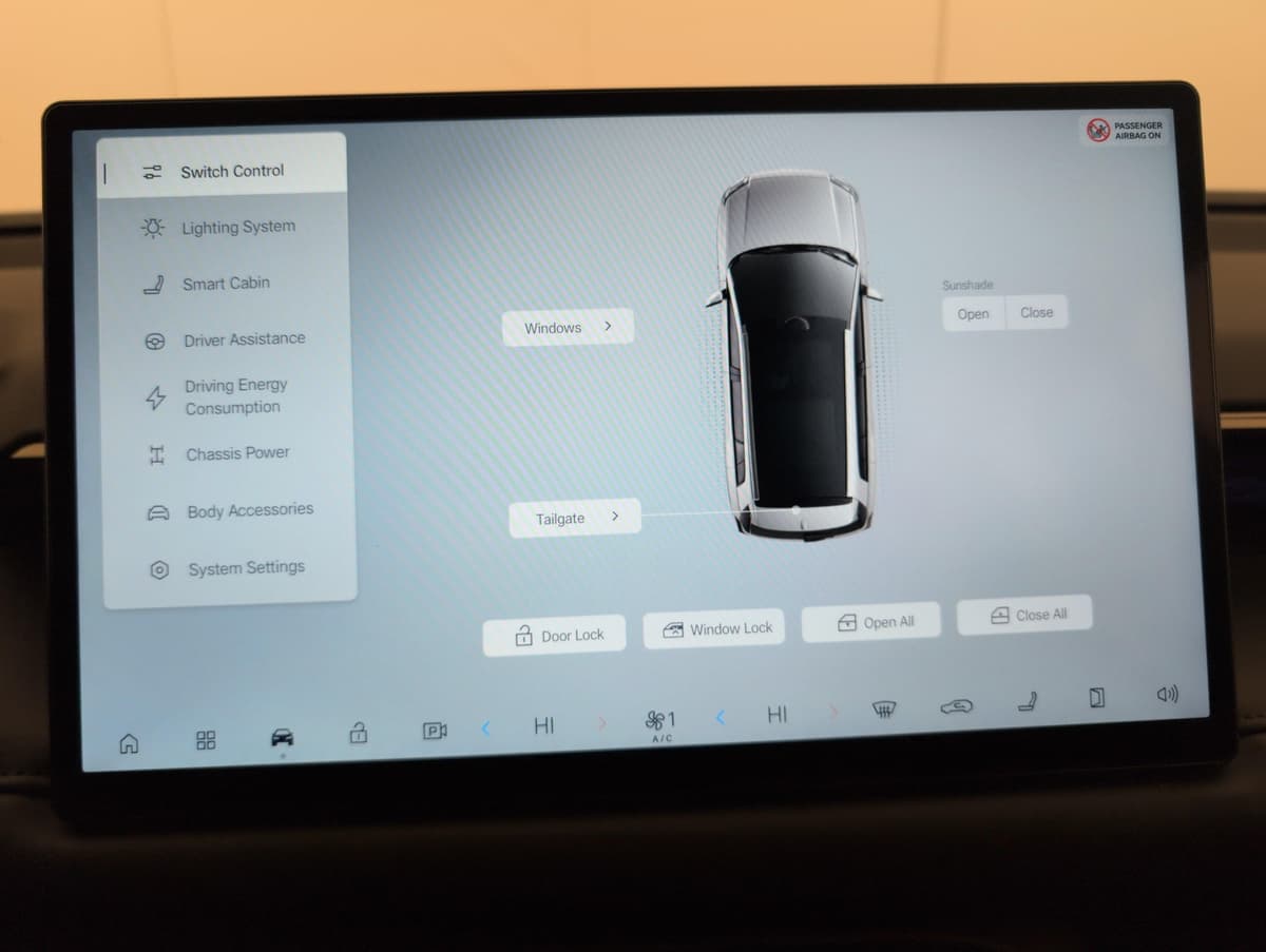 Aion V : écran central tactile avec menu de réglages du véhicule et vue du toit