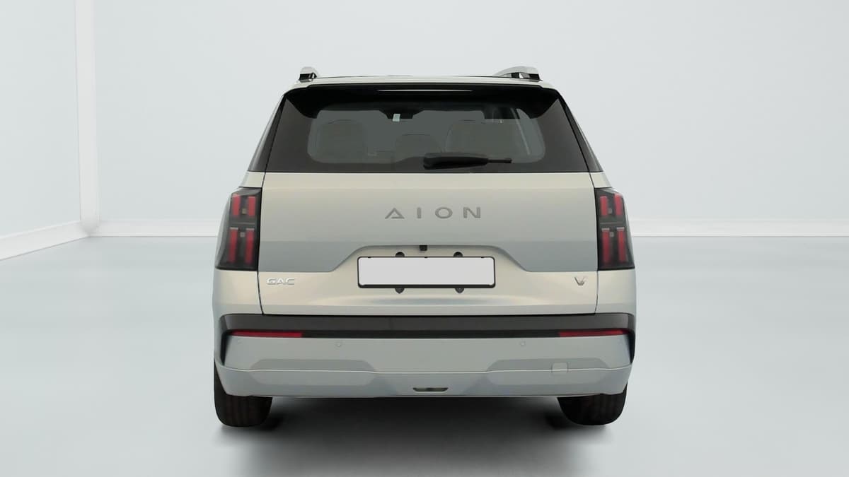 Aion V : face arrière avec feux verticaux, lunette arrière et barres de toit
