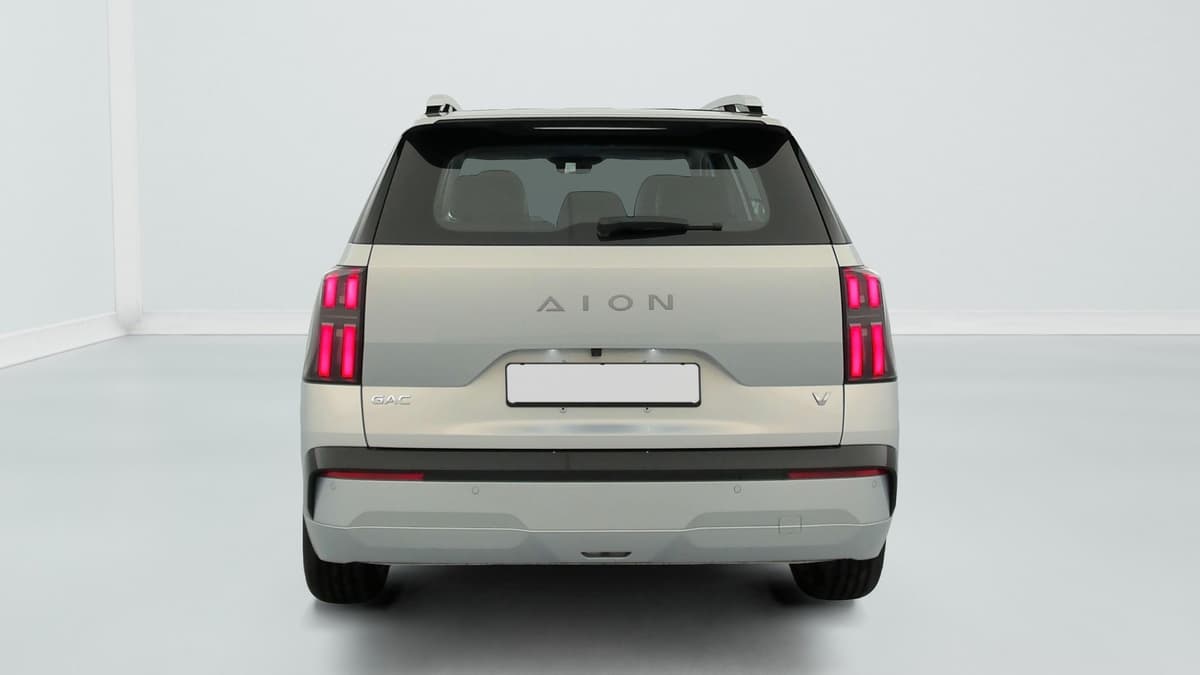 Aion V : face arrière avec feux à LED, barres de toit et radars de stationnement