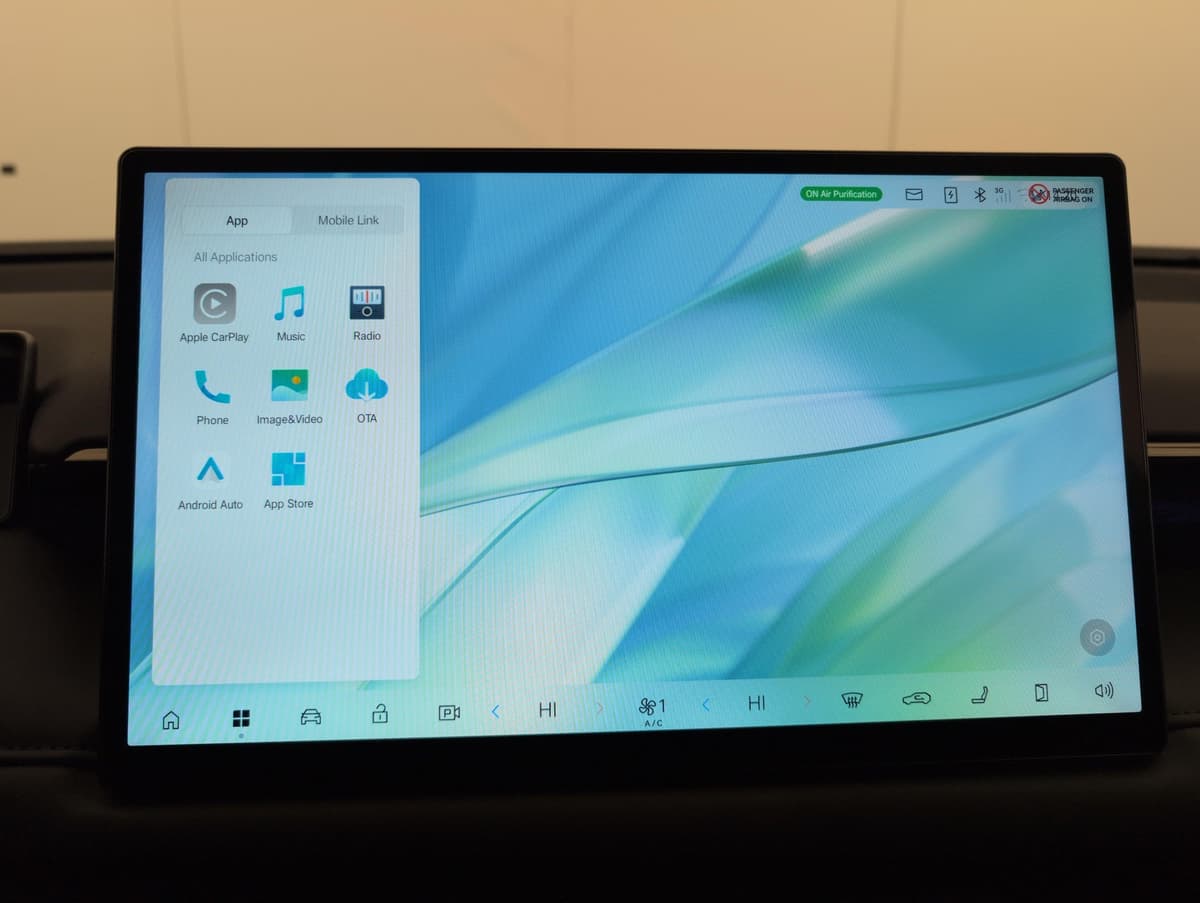 Aion V : écran central tactile affichant le menu des applications et la climatisation