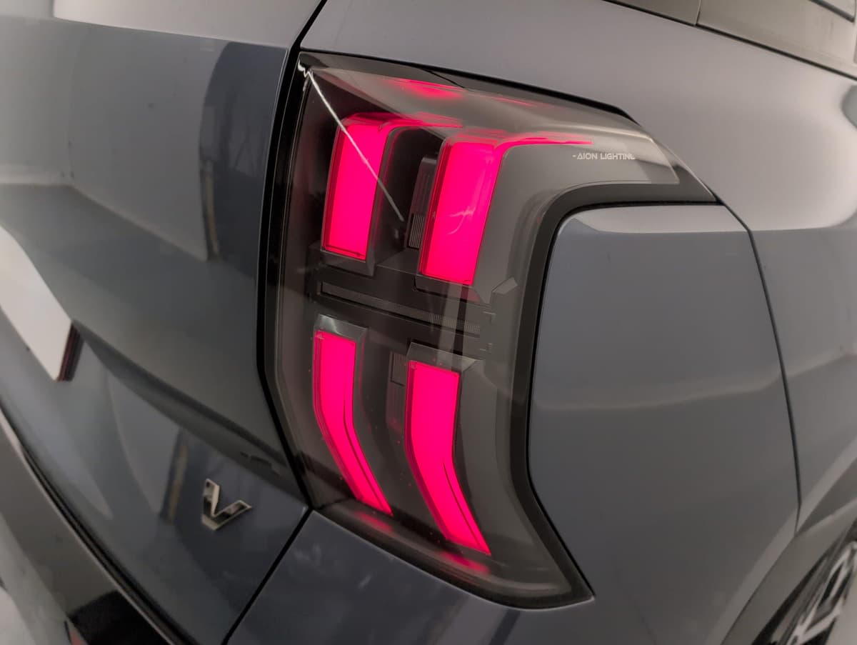 Aion V : feu arrière allumé à quatre éléments lumineux rouges verticaux