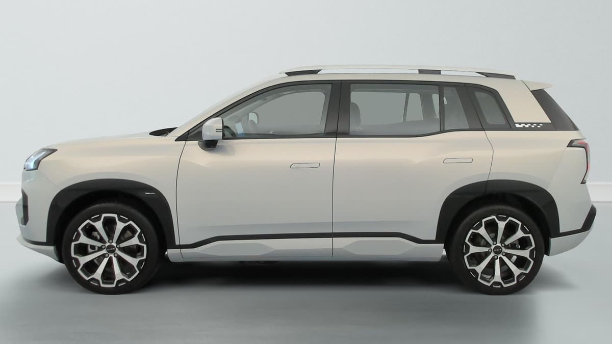 Aion V : profil gauche du SUV avec jantes alliage bicolores et barres de toit