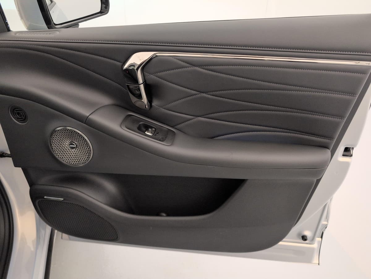 Aion V : panneau de porte avant noir avec surpiqûres, haut-parleur et commande de vitre