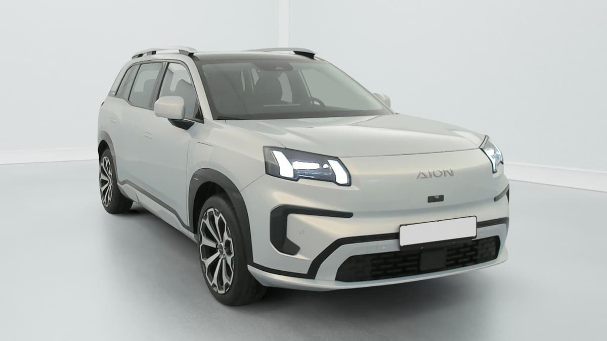 Aion V : SUV vu de l'avant trois quarts droit avec jantes bicolores et barres de toit