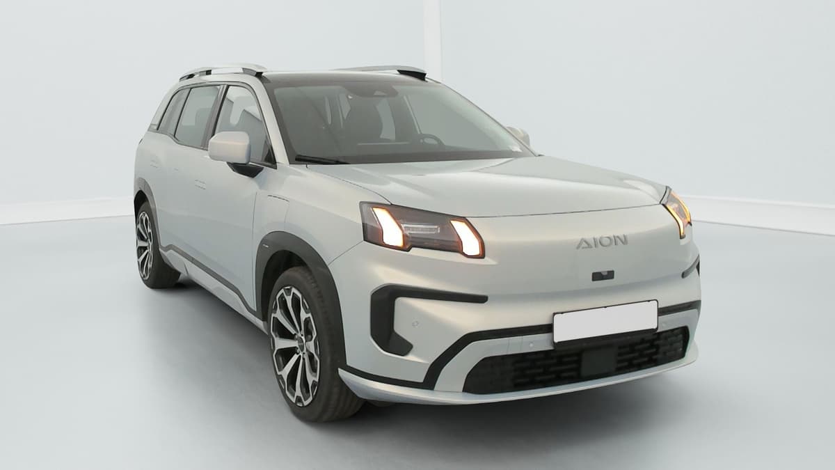 Aion V : vue avant trois quarts droit d'un SUV argent avec jantes bicolores et barres de toit