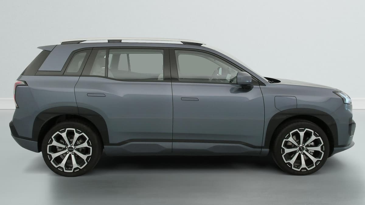 Aion V : profil droit du SUV gris avec jantes bicolores et barres de toit