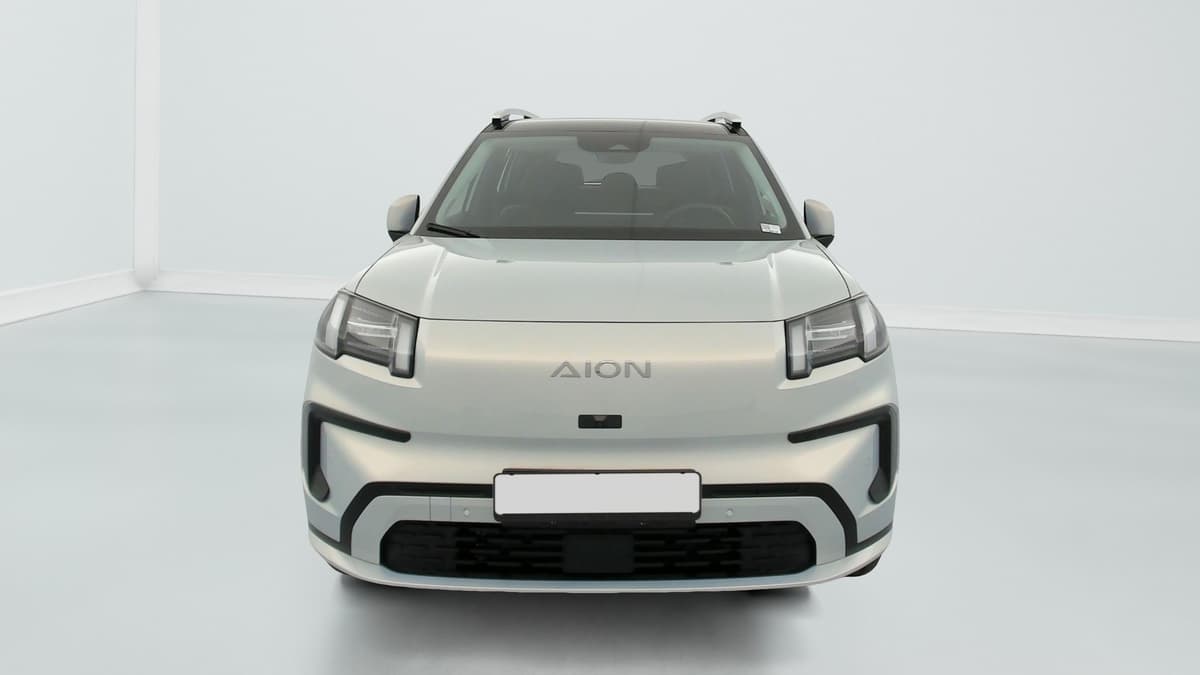 Aion V : face avant d'un SUV argent avec phares fins et barres de toit
