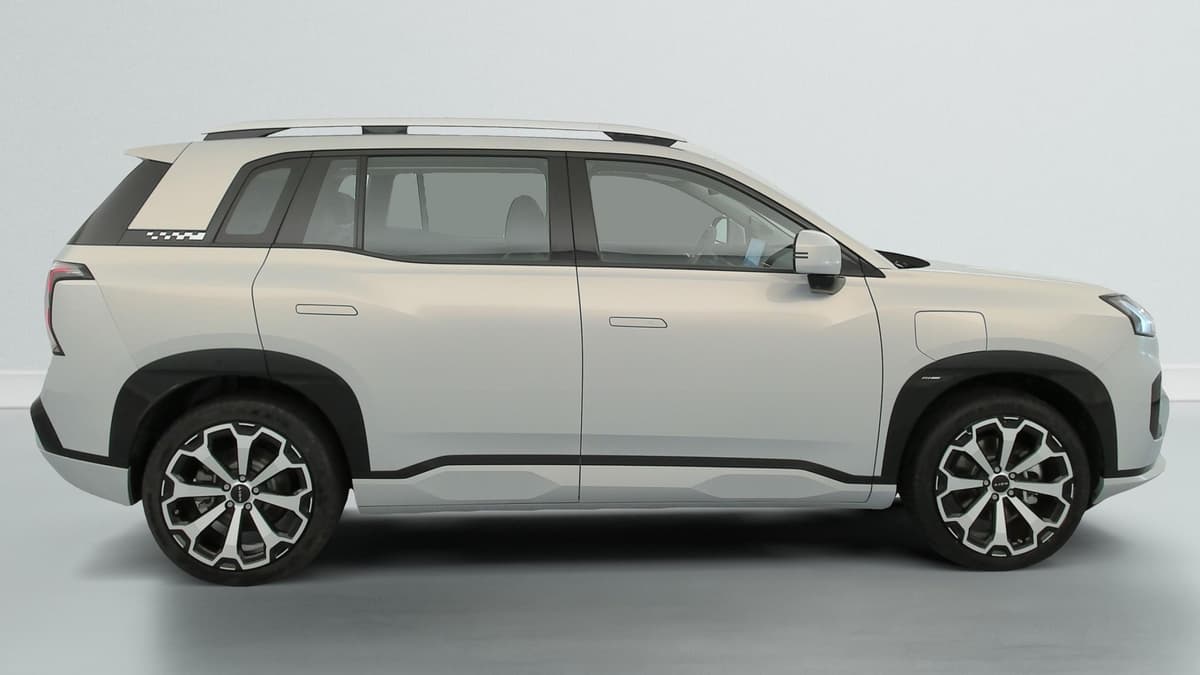 Aion V : profil droit du SUV avec jantes bicolores et barres de toit