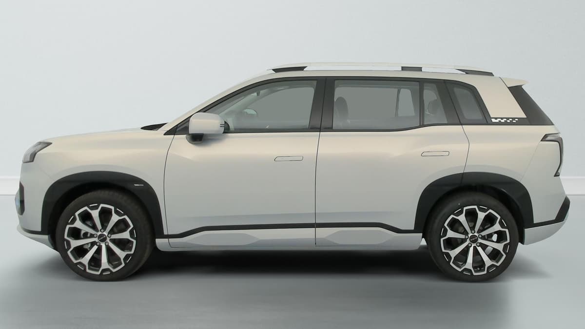 Aion V : profil gauche du SUV avec jantes alliage bicolores et barres de toit