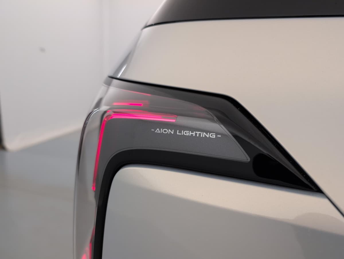 Aion V : feu arrière à LED allumé en gros plan