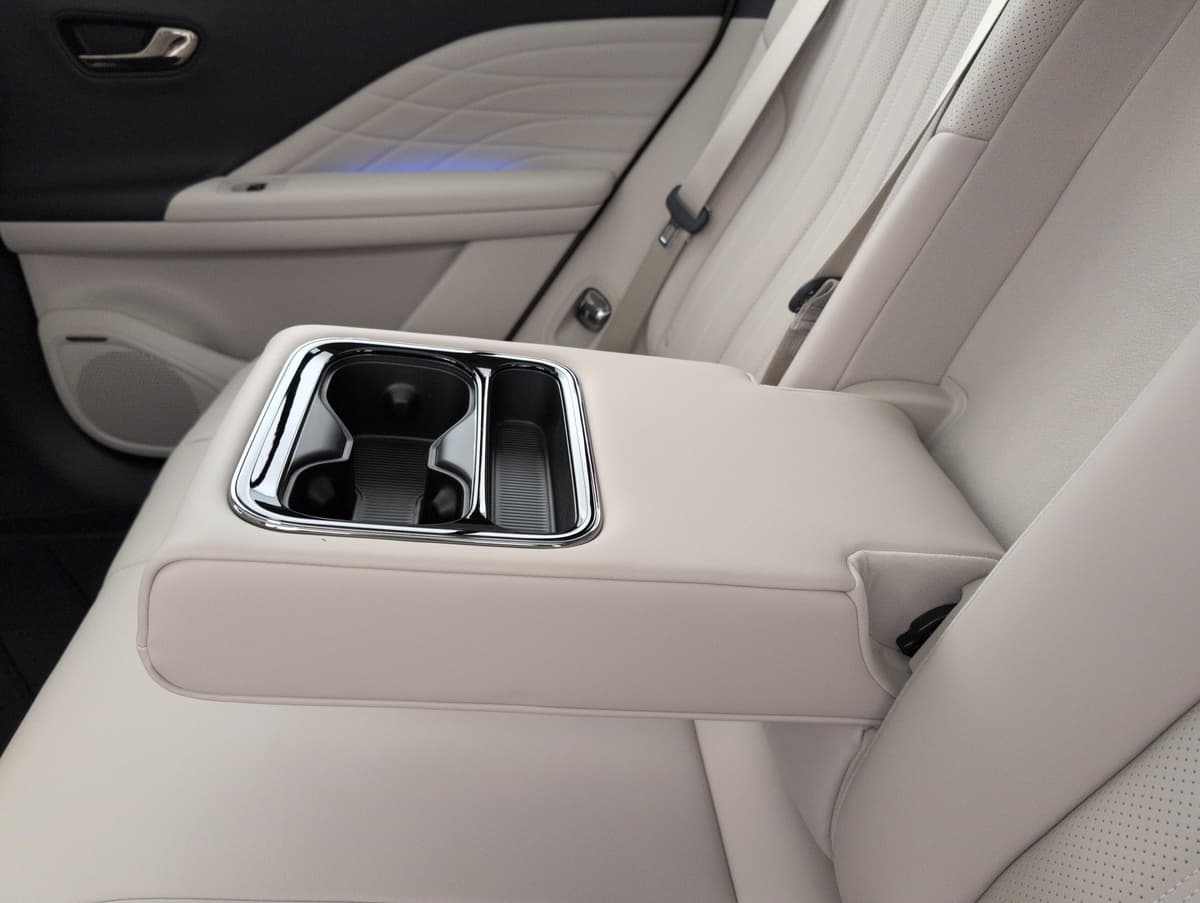 Aion V : accoudoir central arrière rabaissé avec porte-gobelets, sellerie beige clair