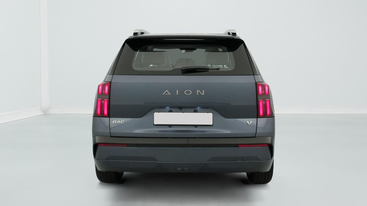 Aion V : face arrière avec feux à LED allumés et barres de toit