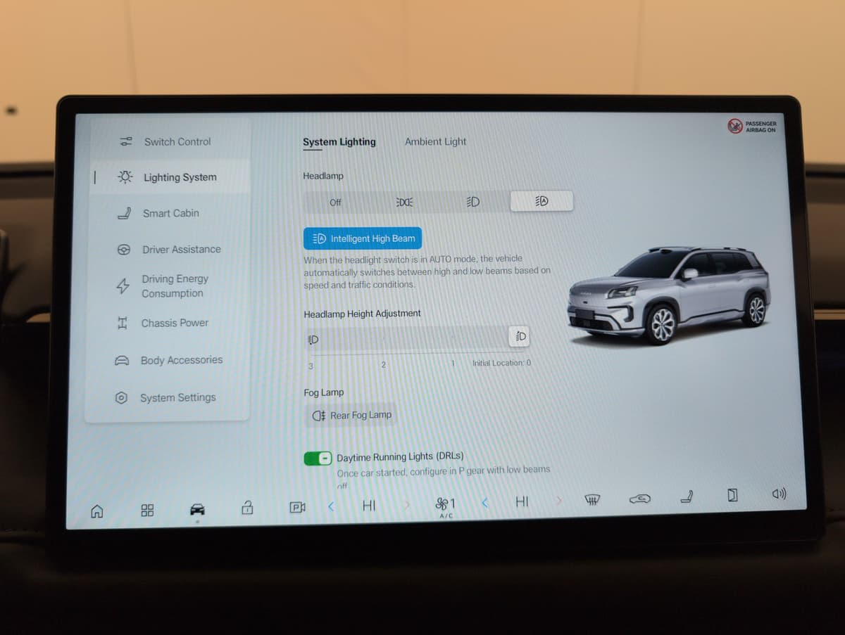 Aion V : écran central tactile sur le menu des réglages d'éclairage